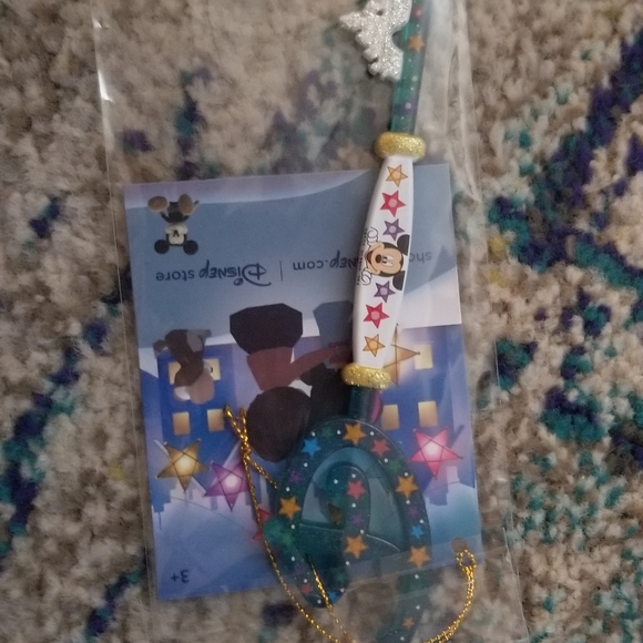 Disney from our family to yours collectible key - Picture 2 of 2